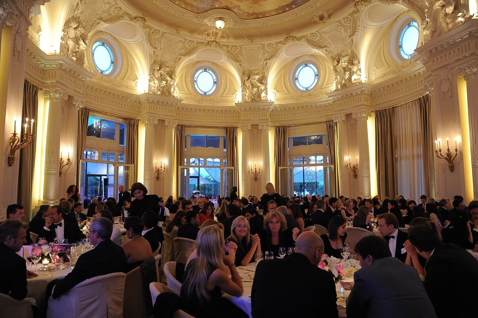 Bàn tiệc gala dinner sang trọng với ánh đèn ấm cúng