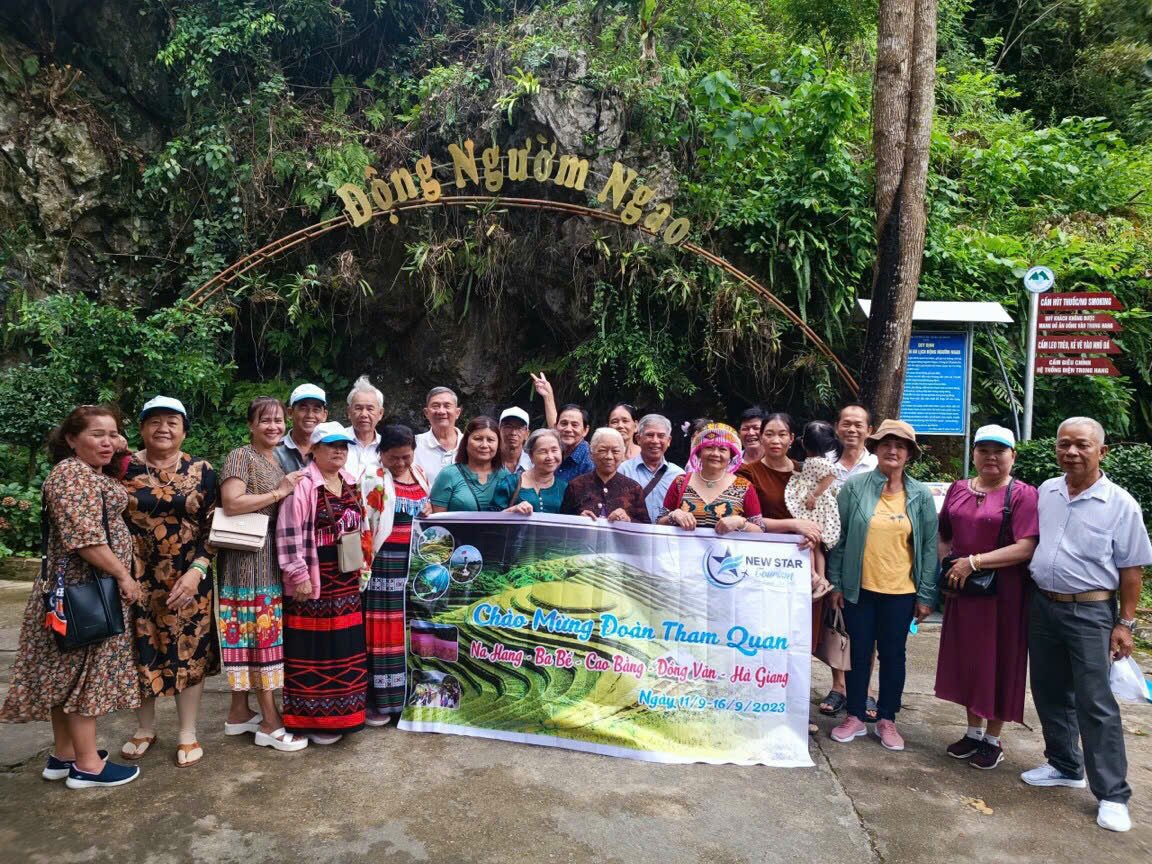 Đoàn khách New Star Tourism chụp ảnh lưu niệm tại cổng khu du lịch