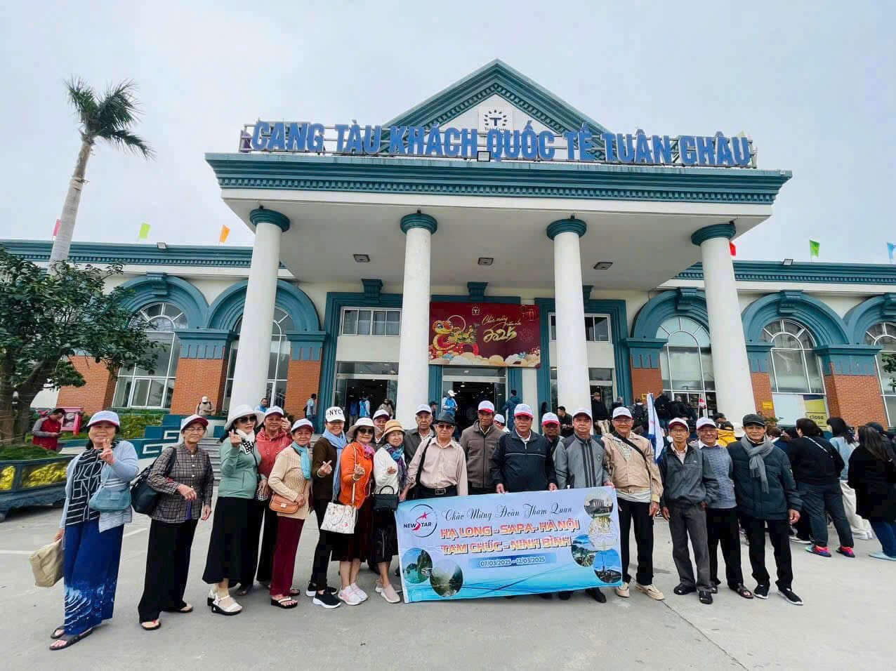 Đoàn khách New Star Tourism tham quan bảo tàng