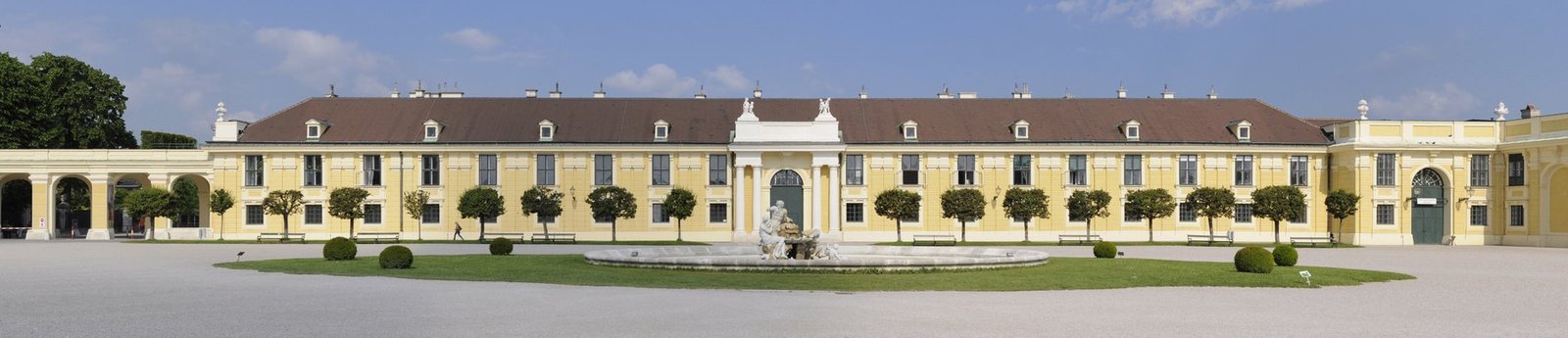 Cảnh cung điện và sông Donau