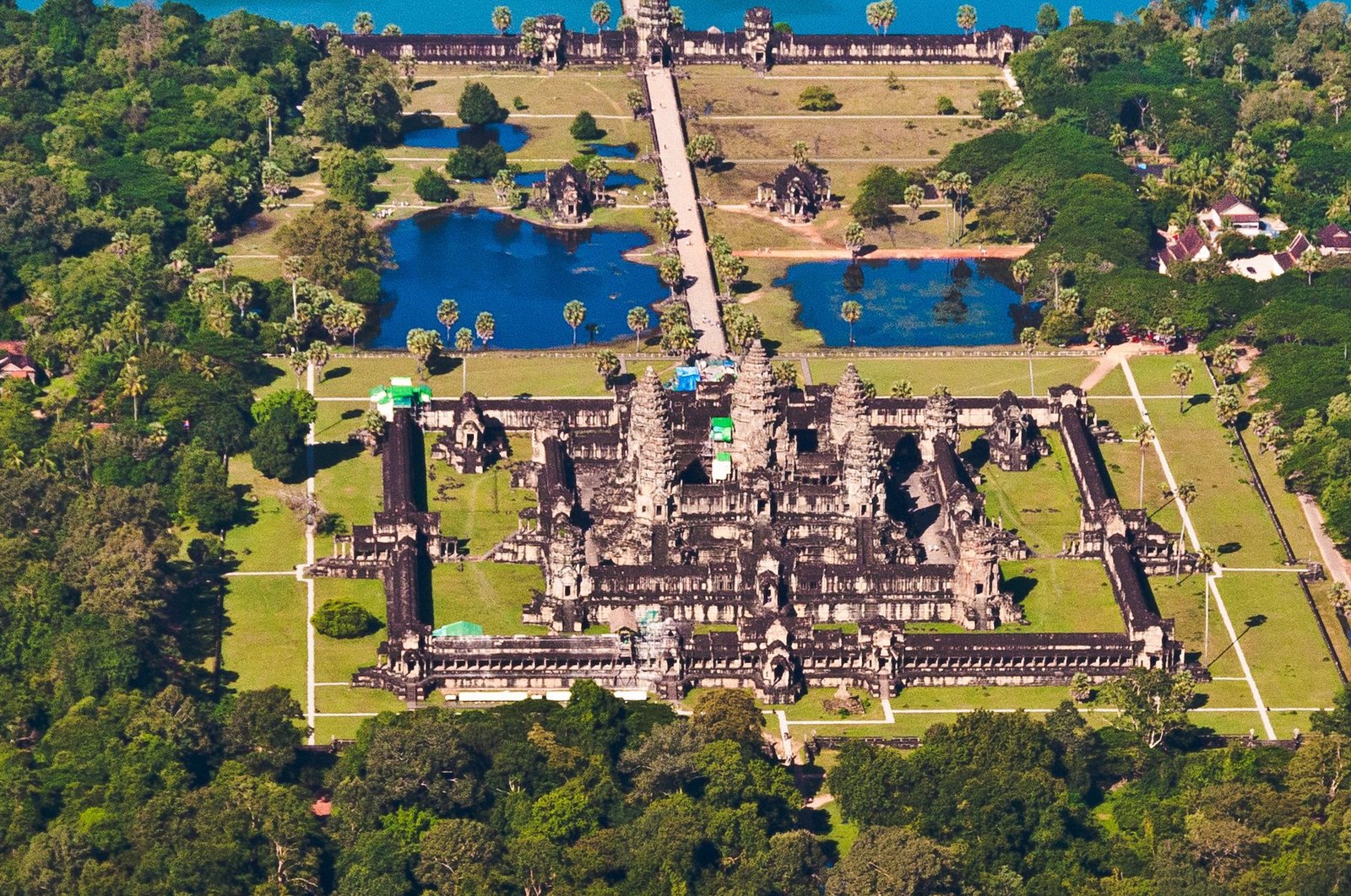 Đền Angkor Wat phản chiếu trên mặt hồ lúc bình minh