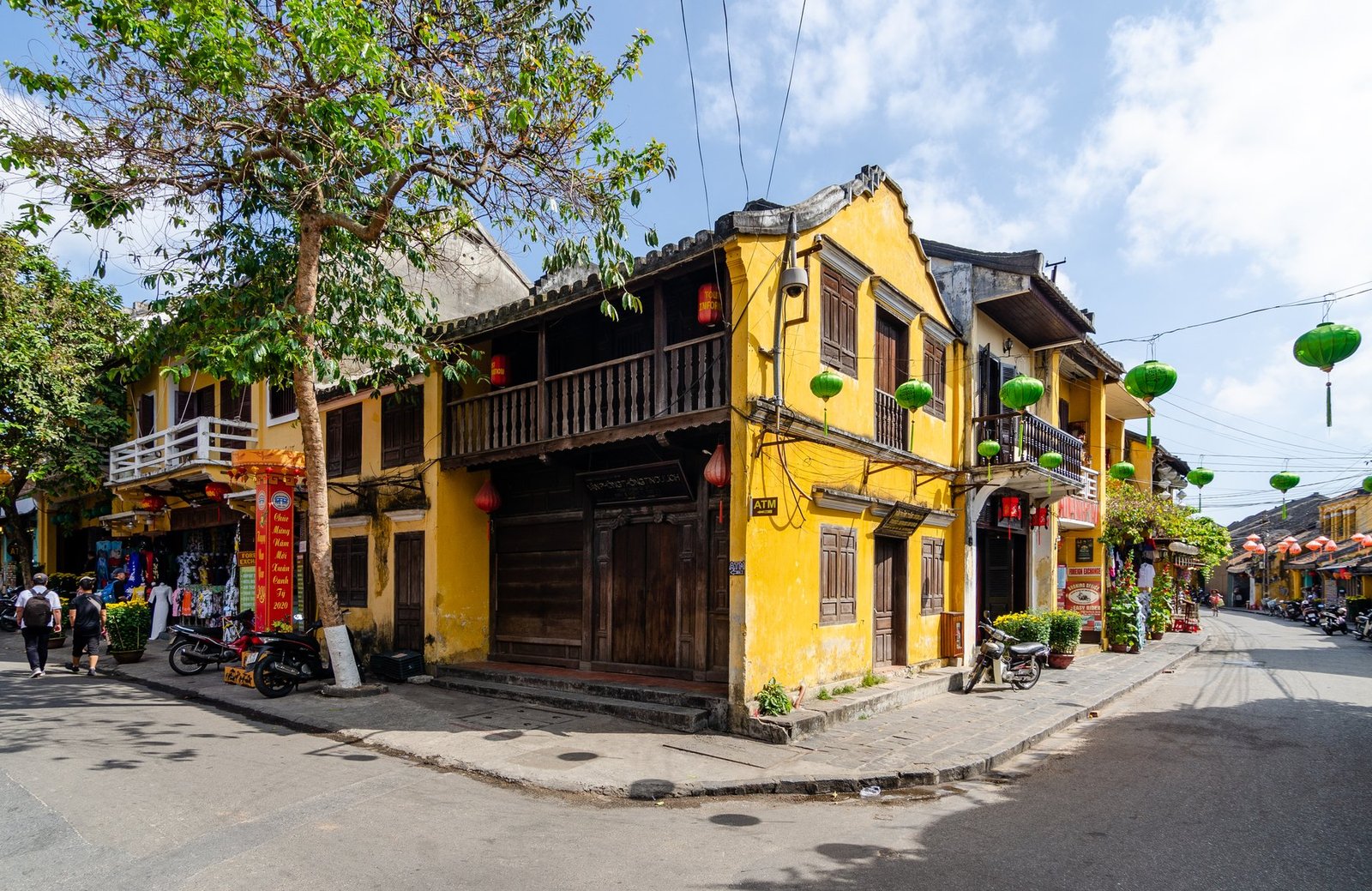 Cầu Vàng Bà Nà Hills với đôi bàn tay đá