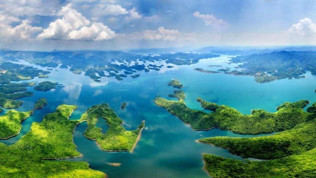 Cảnh đất đỏ bazan và thác nước
