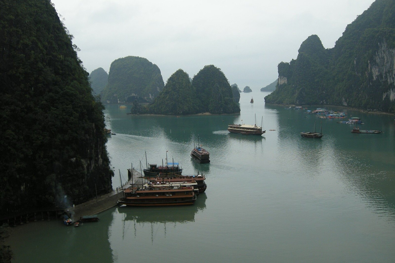 Vịnh Hạ Long nhìn từ trên cao với hàng nghìn đảo đá vôi