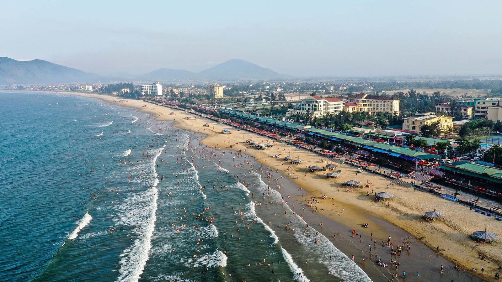 Bãi biển Thiên Cầm hình cung giữa núi và biển