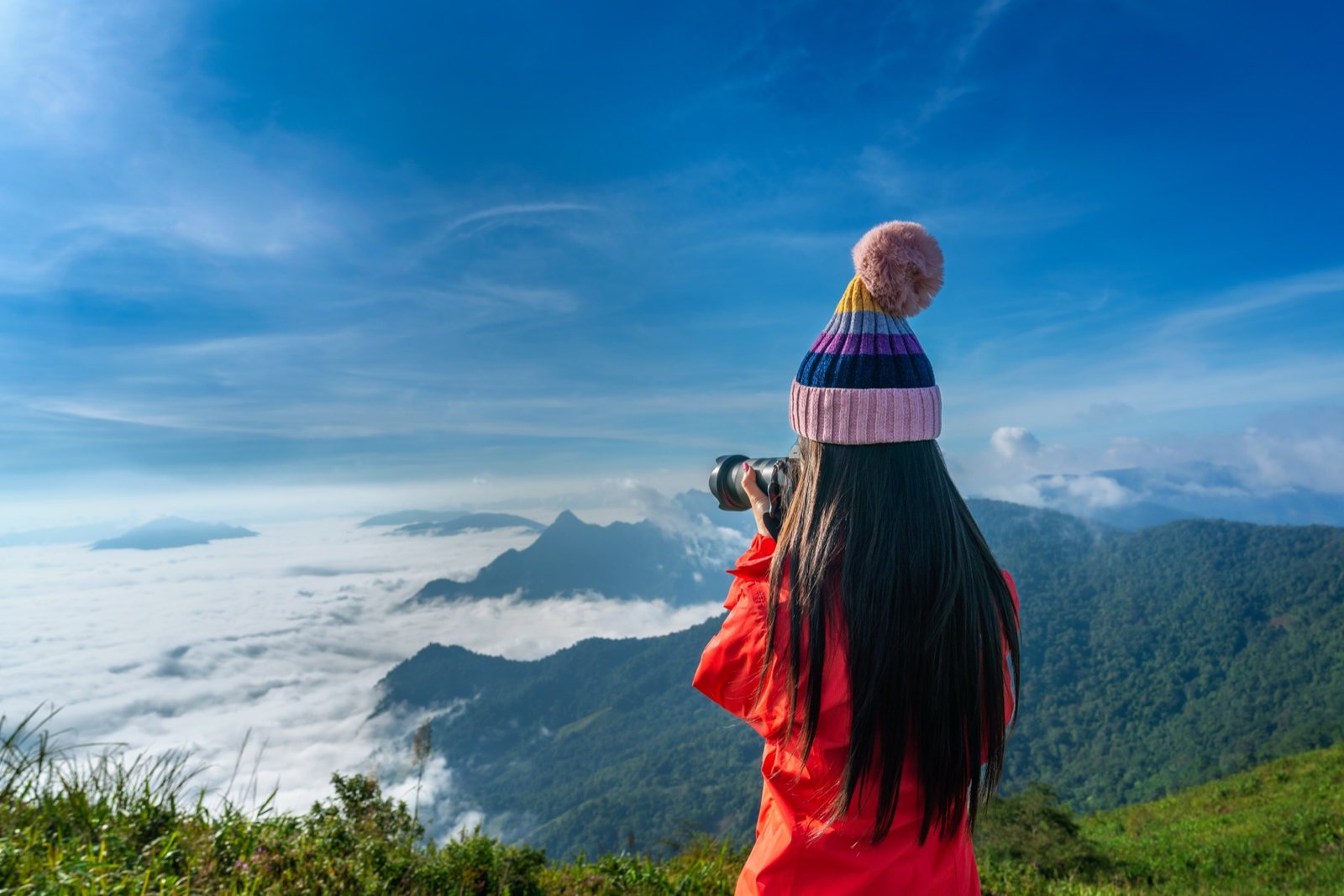 Ruộng bậc thang mùa lúa chín trải dài dưới lớp mây thấp vùng Tây Bắc