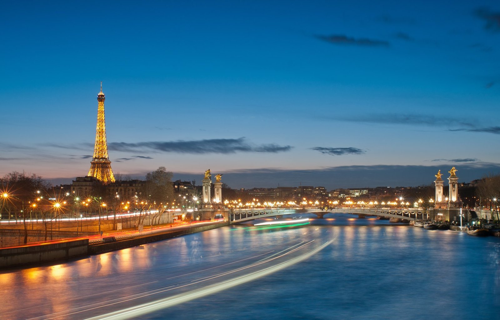 Cảnh tháp Eiffel và trung tâm Paris