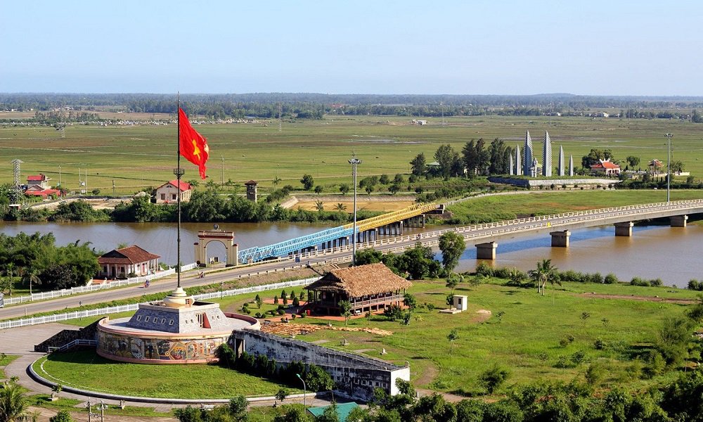 Cột cờ vĩ tuyến 17 bên bờ sông Bến Hải