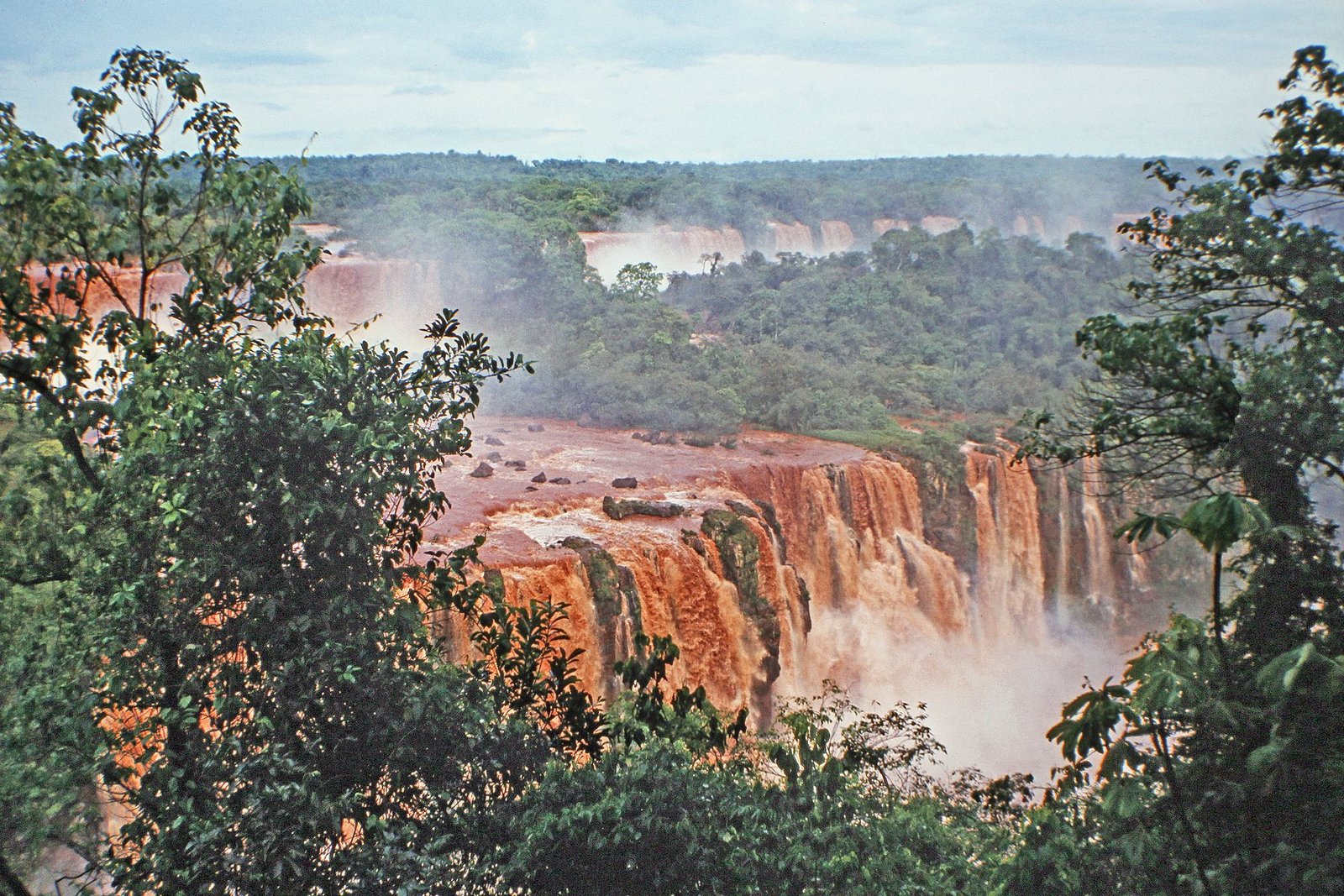 Cảnh thác Iguazu giữa rừng nhiệt đới