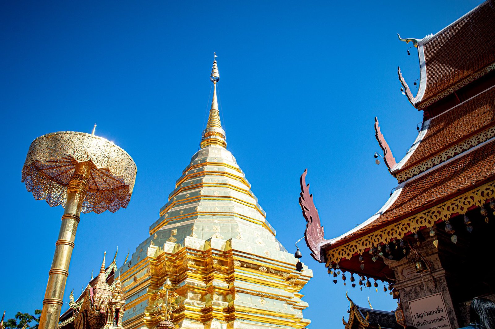 Đền chùa Thái Lan mái nhọn dát vàng